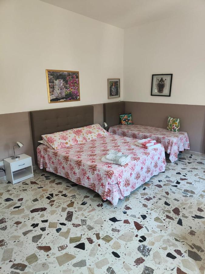 I Mori In Campidoglio Affitta Camere Сант'Агата-ді-Мілітелло Екстер'єр фото